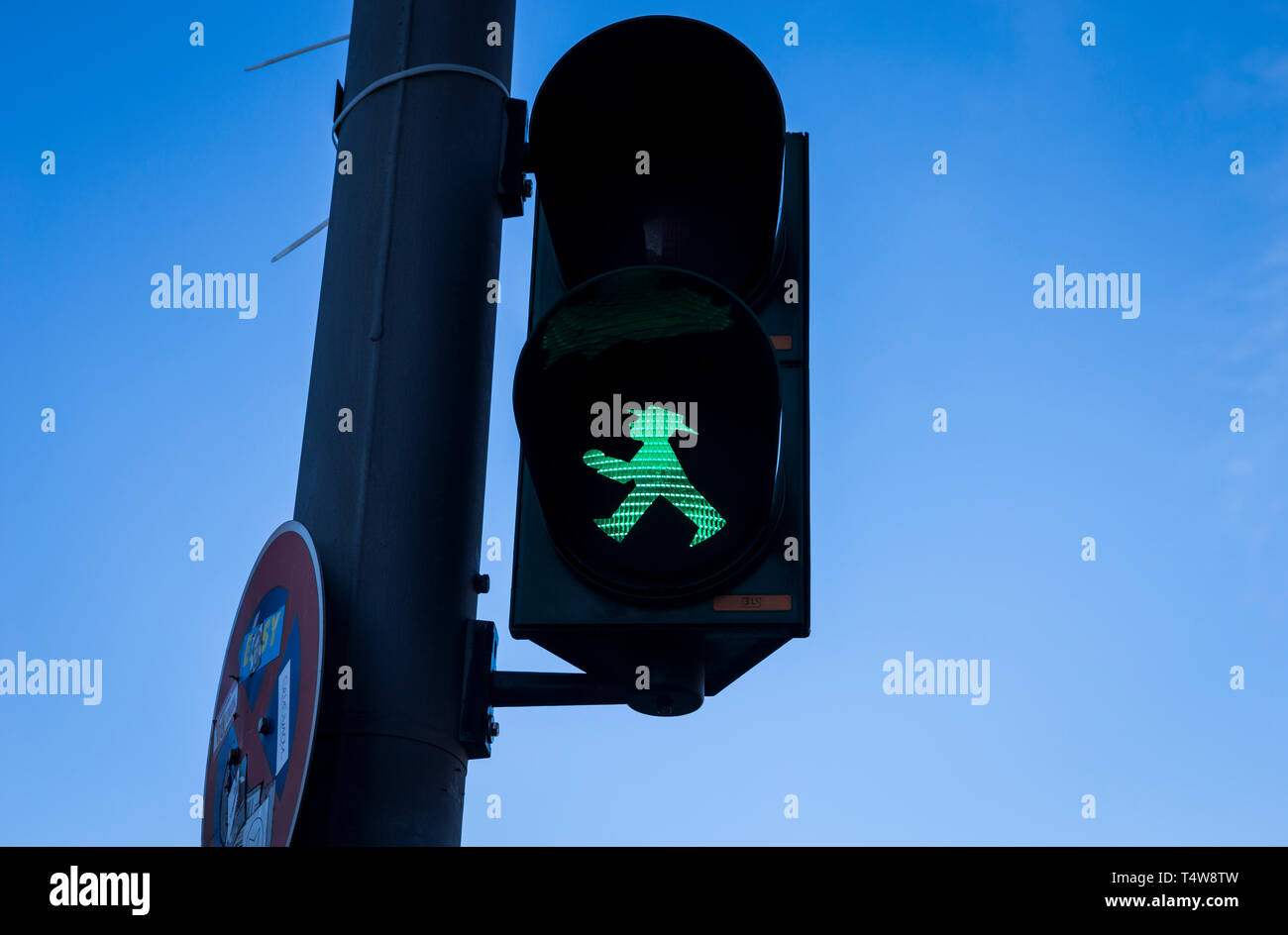 Grüne Ampelmann auf einem fußgängerüberweg in Berlin, Deutschland. Stockfoto