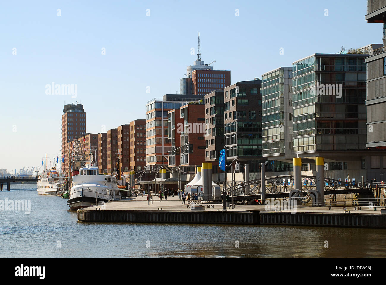 Hafencity: Sandtorhafen mit moderner Architektur, Hamburg, Deutschland. Hafencity an der Elbe 