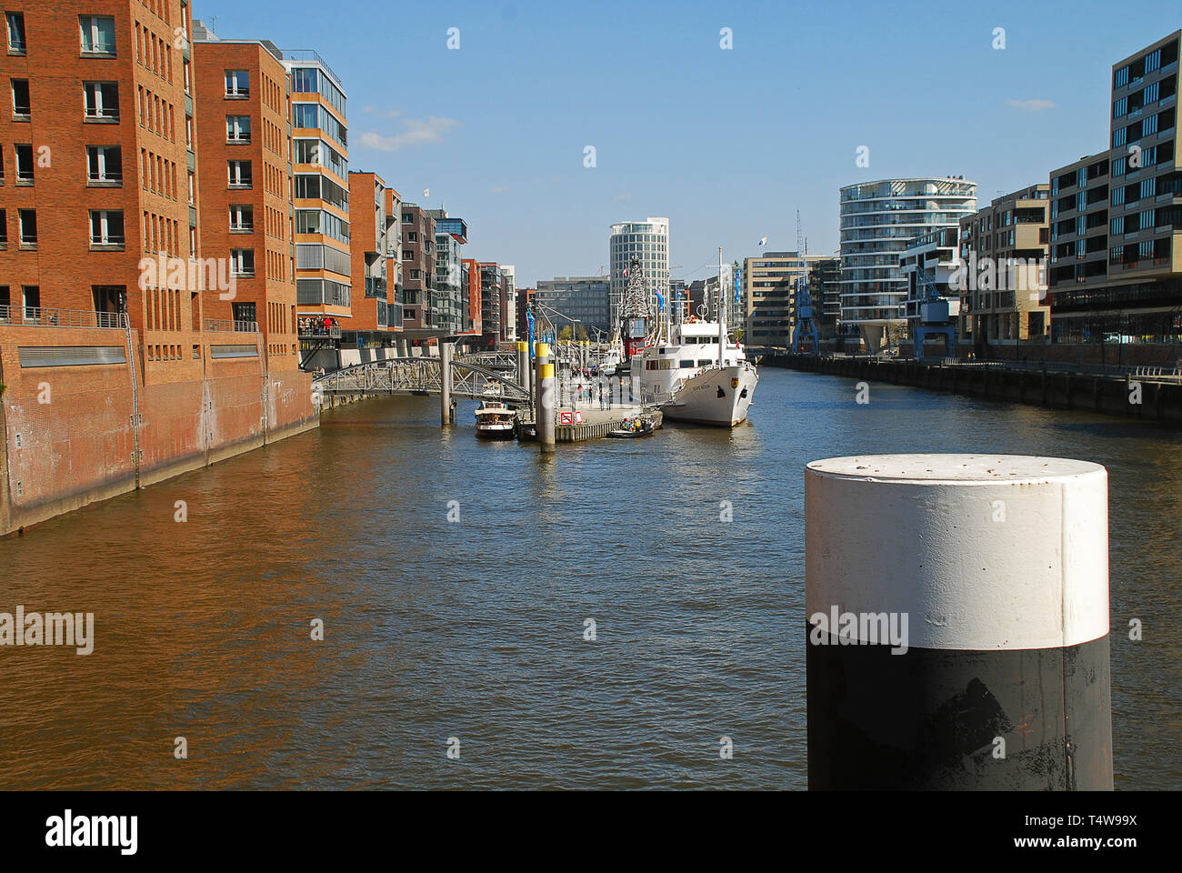 Hafencity: Sandtorhafen mit moderner Architektur, Hamburg, Deutschland. Hafencity an der Elbe 