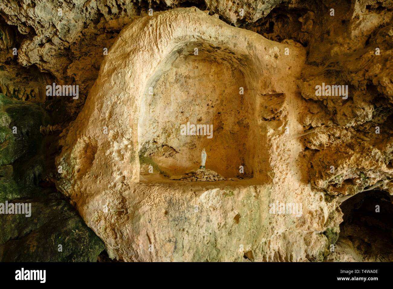 Cova de Sant Antoni, Cingle d'en Cladera, Castillo de Alaró, Alaró, Serra de Tramuntana, Mallorca, Balearen, Spanien. Stockfoto