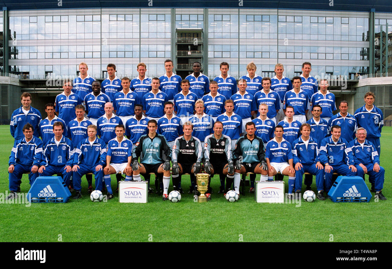 Gelsenkirchen, Deutschland 11,7.2001, Fußball: Mannschaftspräsentation des Bundesligavereins Schalke 04 --- hintere Reihe fr links: Markus HAPPE, Sladan PERIC, Niels OUDE KAMPHUIS, Tomasz HAJTO, Victor AGALI, Nico VAN KERKHOVEN, Youri MULDER, Tomasz WALDOCH, Marco VAN HOOGDALEM; 2nd Reihe hinten, von links: Jiri NEMEC, Gerald ASAMOAH, Ebbe SAND, Benjamin KOCH, Andreas MOELLER, Jörg BOEHME, Christian MIKOLAJCZAK, Marc WILMOTS, Kristijan DJORDJEVIC, Sven VERMANT; 3rd Reihe von hinten, von links: Christian FRANK, Sergio PINTO, Benjamin WINGERTER, Yves EIGENRAUCH, Emile MPENZA, SVEN KMETSCH, BESCHREIBUNG PRÜFEN! Stockfoto Gelsenkirchen, Deutschland 11,7.2001, Fußball: Mannschaftspräsentation des Bundesligavereins Schalke 04 --- hintere Reihe fr links: Markus HAPPE, Sladan PERIC, Niels OUDE KAMPHUIS, Tomasz HAJTO, Victor AGALI, Nico VAN KERKHOVEN, Youri MULDER, Tomasz WALDOCH, Marco VAN HOOGDALEM; 2nd Reihe hinten, von links: Jiri NEMEC, Gerald ASAMOAH, Ebbe SAND, Benjamin KOCH, Andreas MOELLER, Jörg BOEHME, Christian MIKOLAJCZAK, Marc WILMOTS, Kristijan DJORDJEVIC, Sven VERMANT; 3rd Reihe von hinten, von links: Christian FRANK, Sergio PINTO, Benjamin WINGERTER, Yves EIGENRAUCH, Emile MPENZA, SVEN KMETSCH, BESCHREIBUNG PRÜFEN! Stockfoto