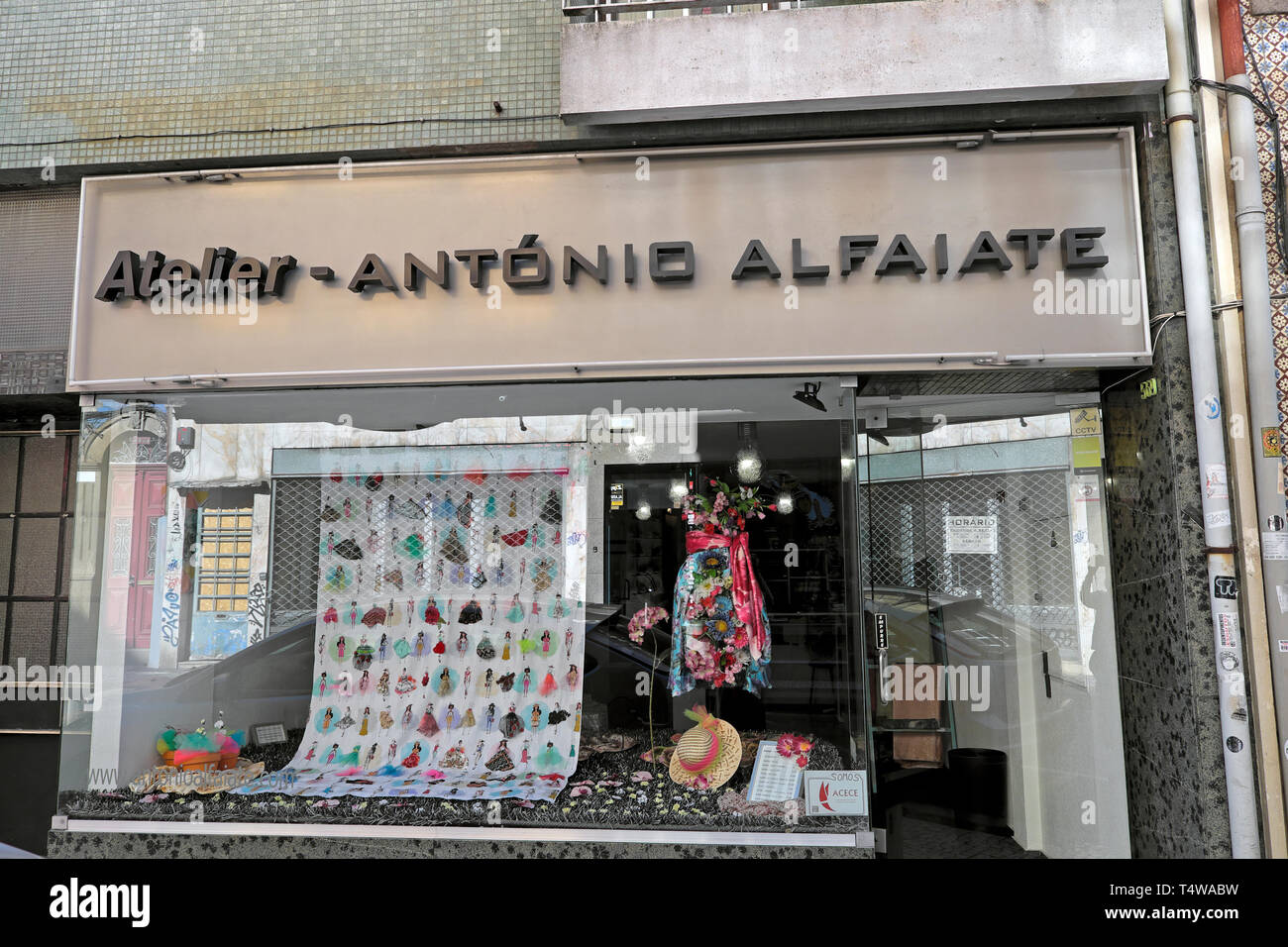 Atelier Antonio Alfaiate storefront und Women's fashion Illustration in Store Fenster mit Sommer kleid und hut Porto Portugal Europa EU-KATHY DEWITT Stockfoto