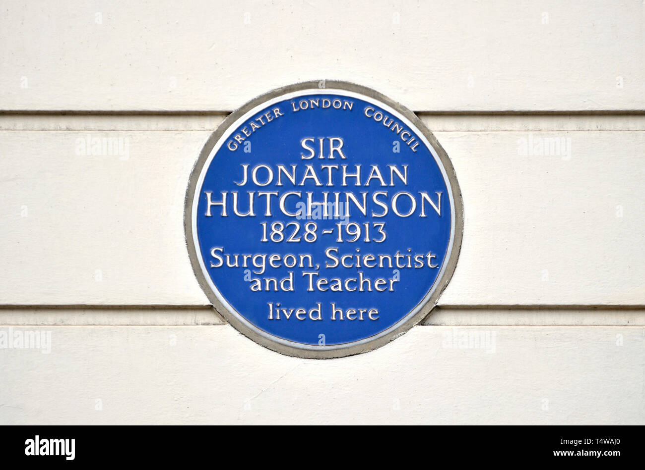 London, England, UK. Commemorative blaue Plakette: Sir Jonathan Hutchinson (1828-1913), Chirurg, Wissenschaftler, Lehrer - 15 Cavendish Square, Marylebone, Lon Stockfoto