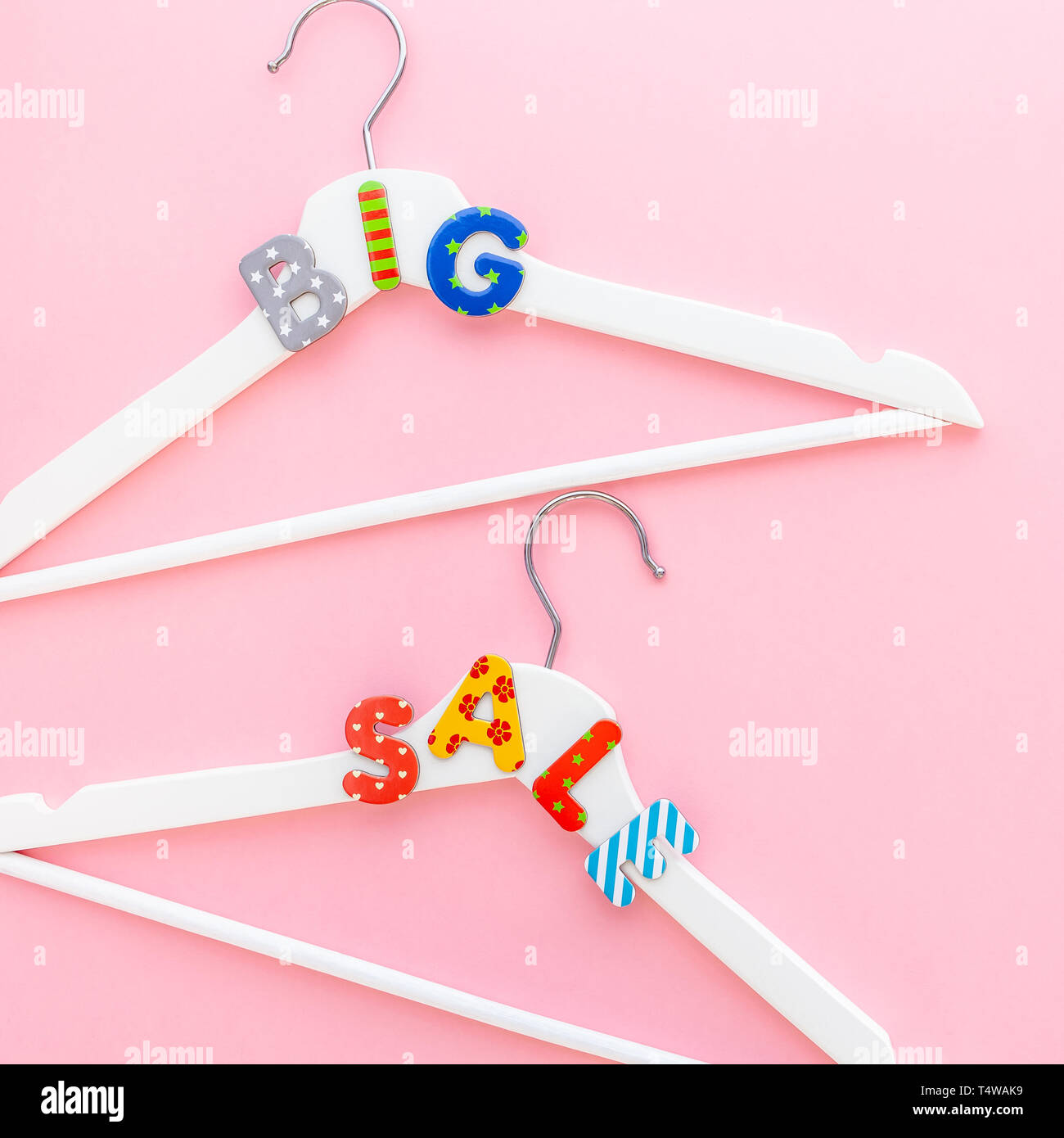 Kreative, oben flach weiß Kleiderbügel große Verkauf text Pastell rosa Hintergrund Kopie Raum Minimalismus Stil. Vorlage Mode feminin Blog socia Stockfoto