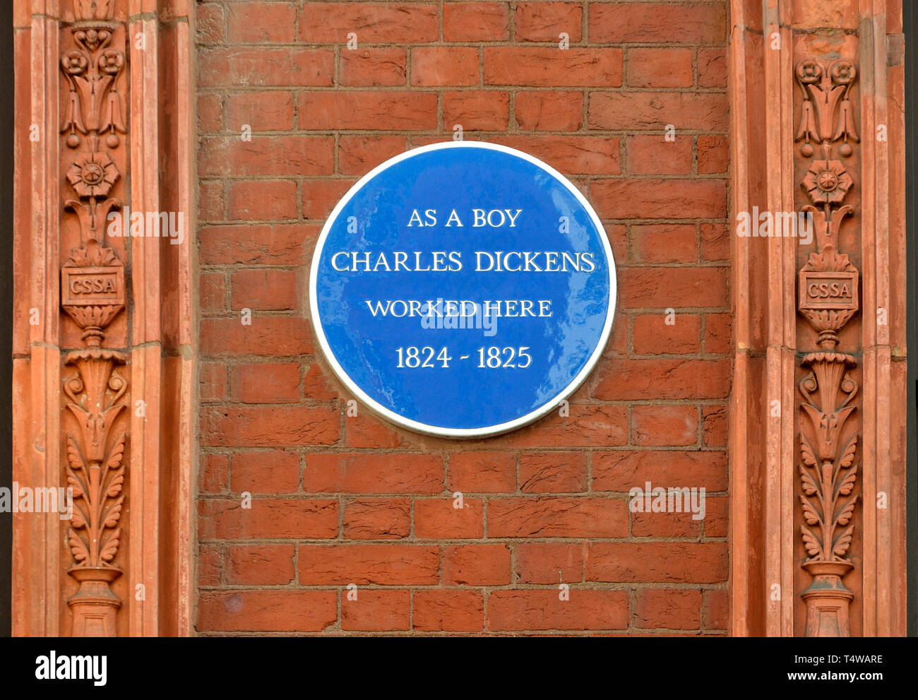 London, England, UK. Commemorative blaue Plakette: Als junge Charles Dickens hier gearbeitet 1824 - 1825 - 6 Chandos Place Stockfoto
