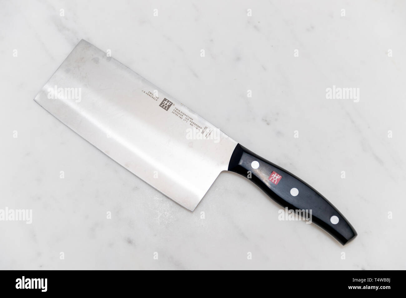 Princeton, New Jersey, 18. April 2019: J.A. Henckels, Zwilling Twin Signatur Cleaver, 7' auf den Tisch. Stockfoto
