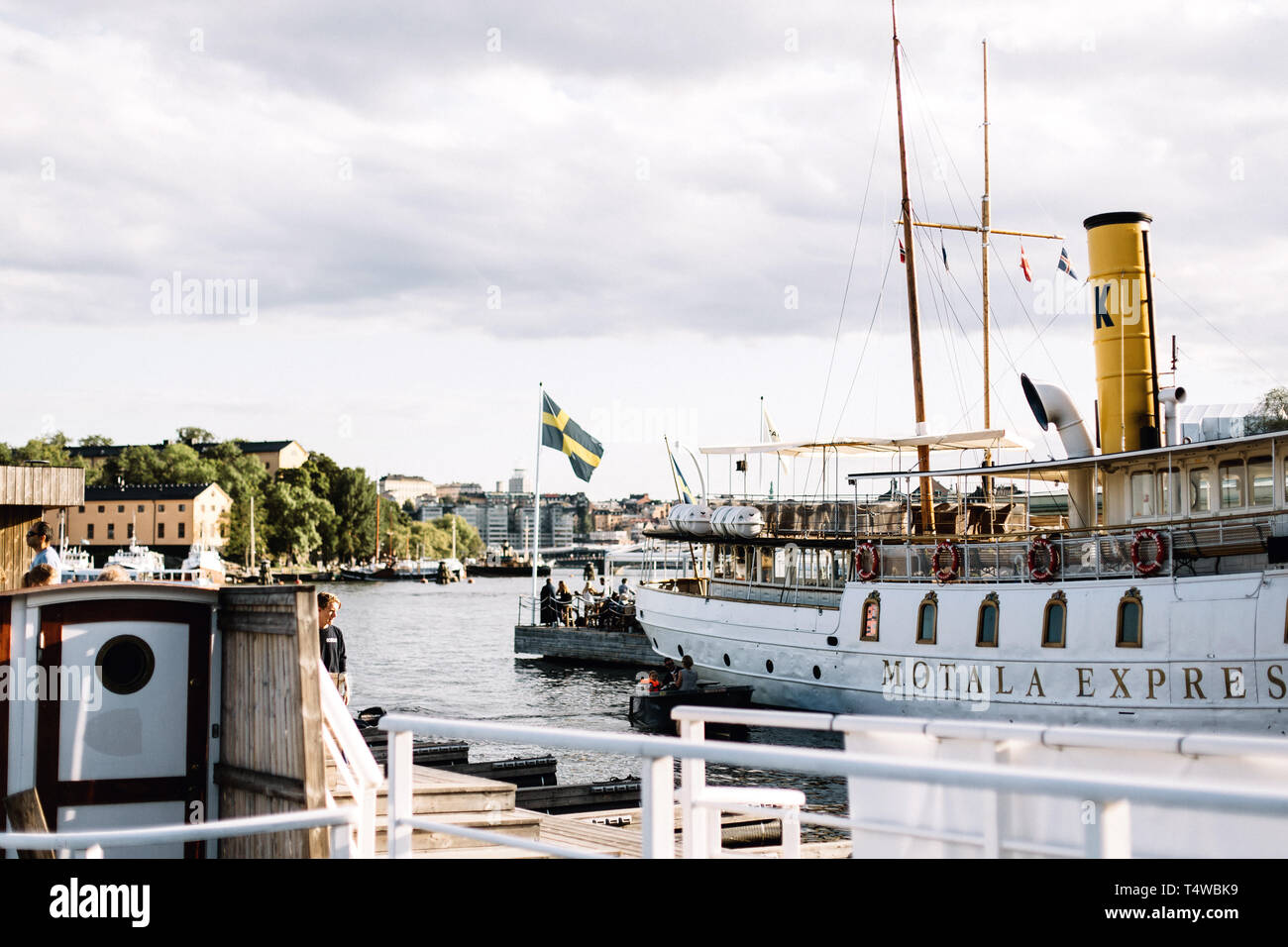 Die Menschen genießen einen warmen Tag Sommer auf einen Hafen mit Blick auf die Ostsee in Stockholm, Schweden Stockfoto