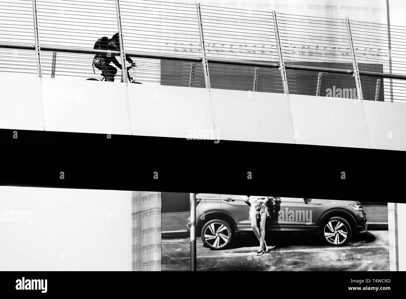 Radfahrer auf der Fußgängerbrücke über die Via Melchiorre Gioia - Mailand, Italien Stockfoto