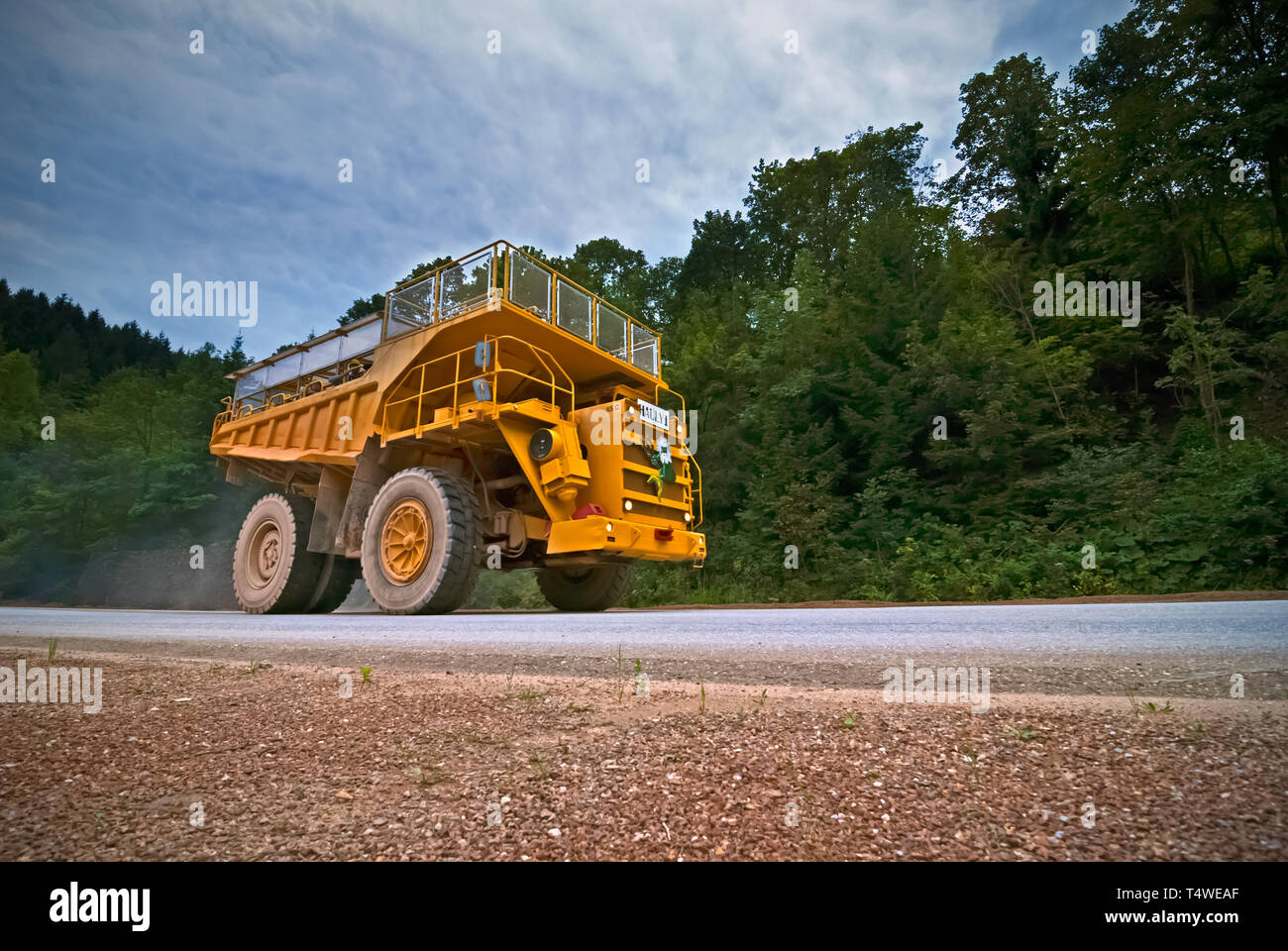 Das Eisenerz Tagebau und der Lkw Stockfoto