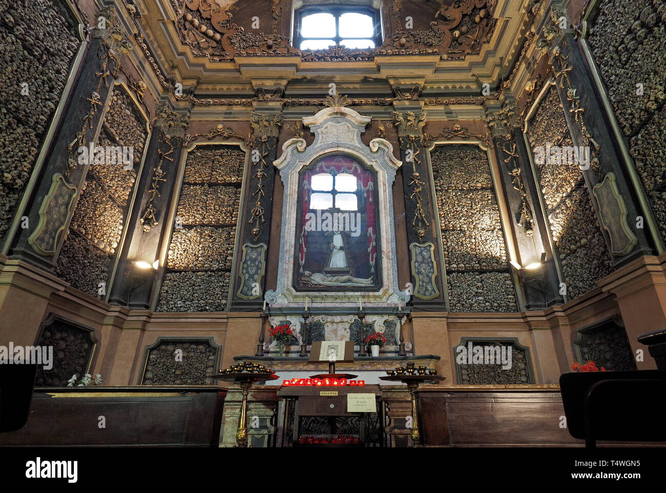 Mailand, Lombardei, Italien - 4 September, 2018: San Bernardino alle Ossa ist eine Kirche in Mailand, bekannt für seine Beinhaus, dekoriert mit menschlichen Schädeln und Bon Stockfoto