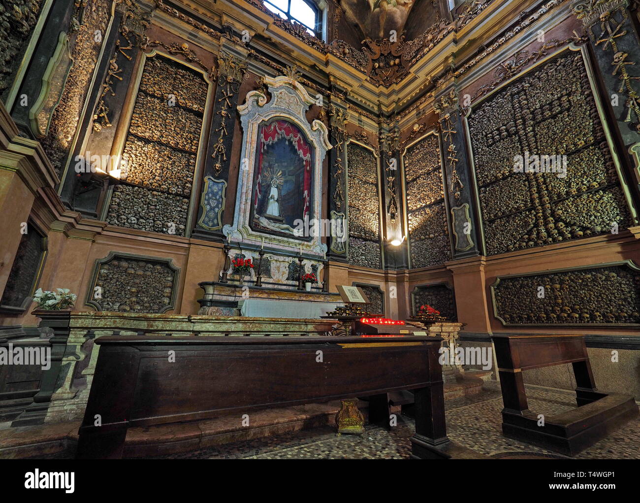 Schädel in Sanbernardino delle Ossa Kapelle, Mailand, Italien. Stockfoto