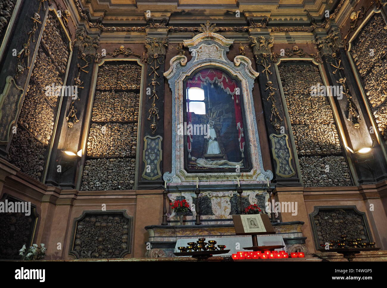 Schädel in Sanbernardino delle Ossa Kapelle, Mailand, Italien. Stockfoto