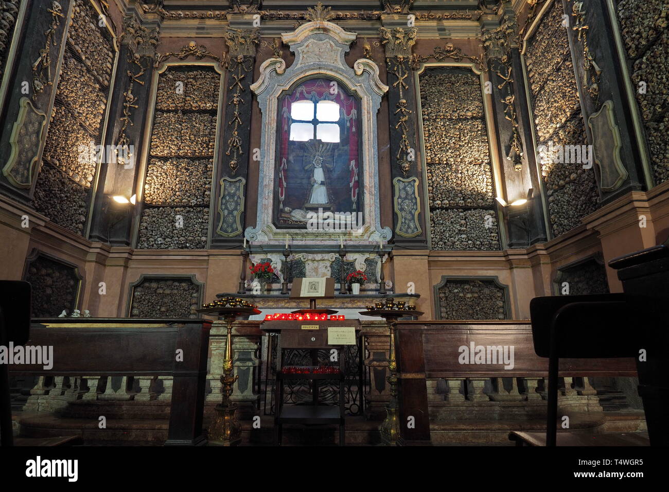 Schädel in Sanbernardino delle Ossa Kapelle, Mailand, Italien. Stockfoto