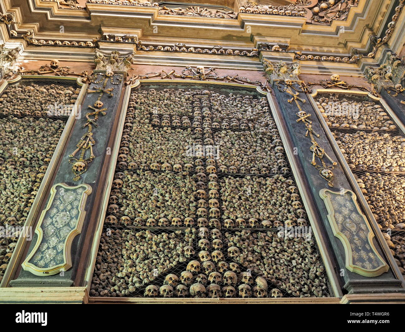 Schädel in Sanbernardino delle Ossa Kapelle, Mailand, Italien. Stockfoto