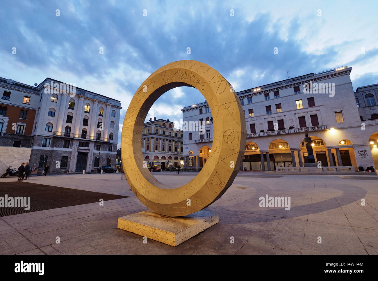 BRESCIA, 8. März 2018: Eine moderne Skulptur in der Piazza della Vittoria, Brescia, Lombardei, Italien. Stockfoto