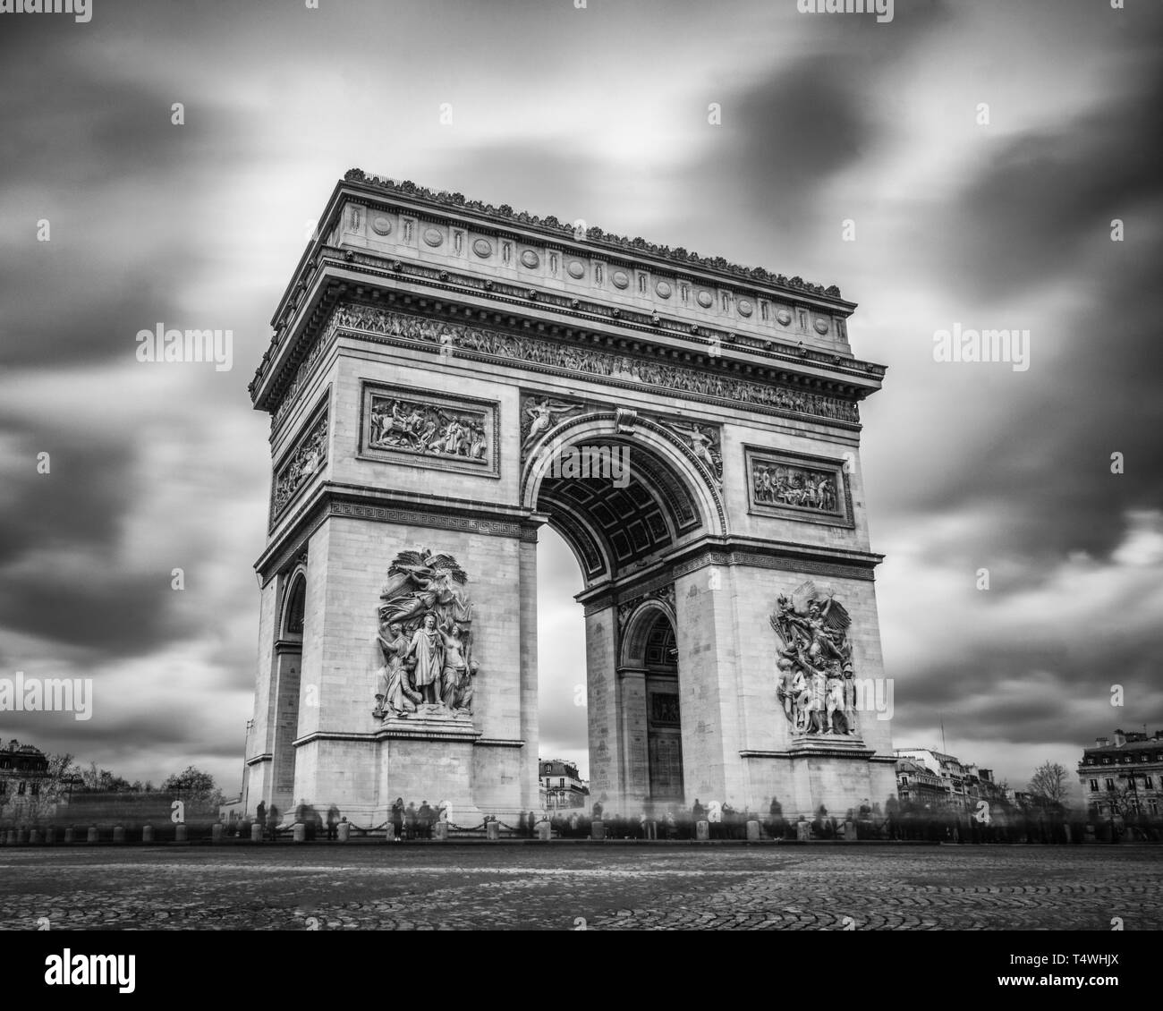 Schwarze und weiße lange Exposition der Triumphbogen am Place de Charles de Gaulle in Paris. Stockfoto