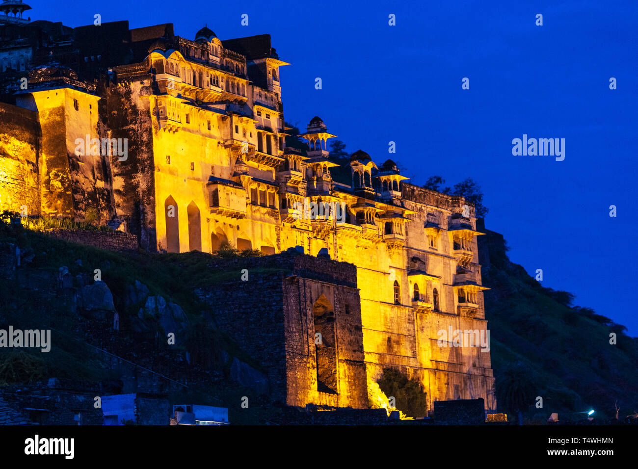 Beleuchtete Taragarh Fort in der Dämmerung in Bundi, Rajasthan, Indien Stockfoto