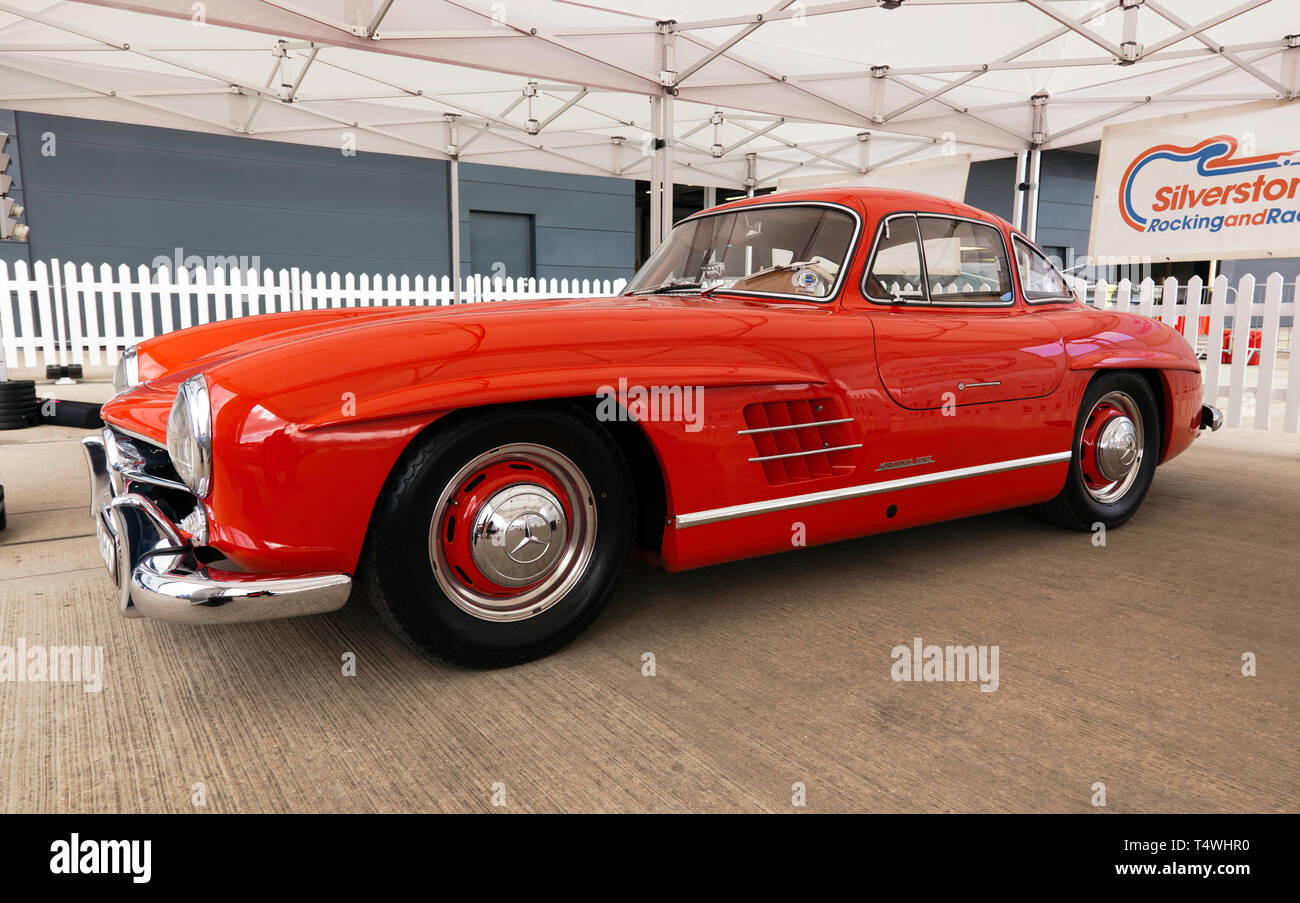 Seitenansicht eines schönen roten 1954 Mercedes-Benz 300 SL Flügeltürer, die für den Verkauf in den 2029 Silverstone Classic Car Auktion werden Stockfoto