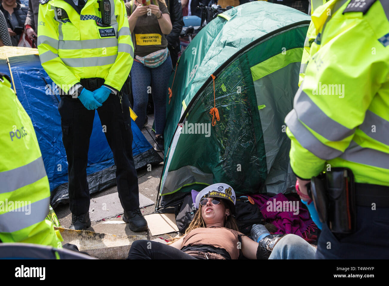 London UK 18. Apr 2019. Polizei versucht Umweltaktivisten aus Oxford Circus zu löschen. Stockfoto