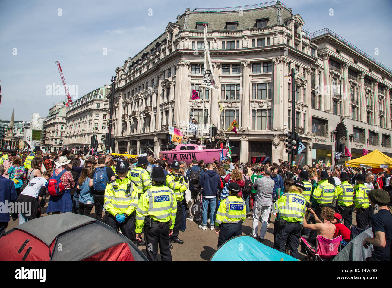 London UK 17. Apr 2019. Aussterben Rebellion Umweltaktivistin in Oxford Circus. Stockfoto