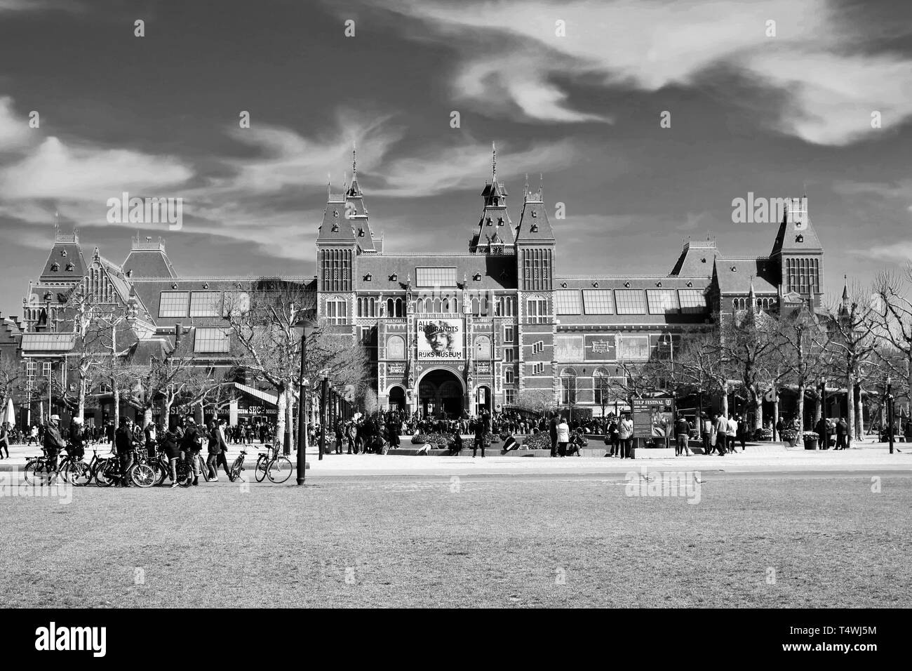 Amsterdam, Niederlande, April 2019: Hellen Frühlingstag an das Rijksmuseum, das Museum Plein. Stockfoto