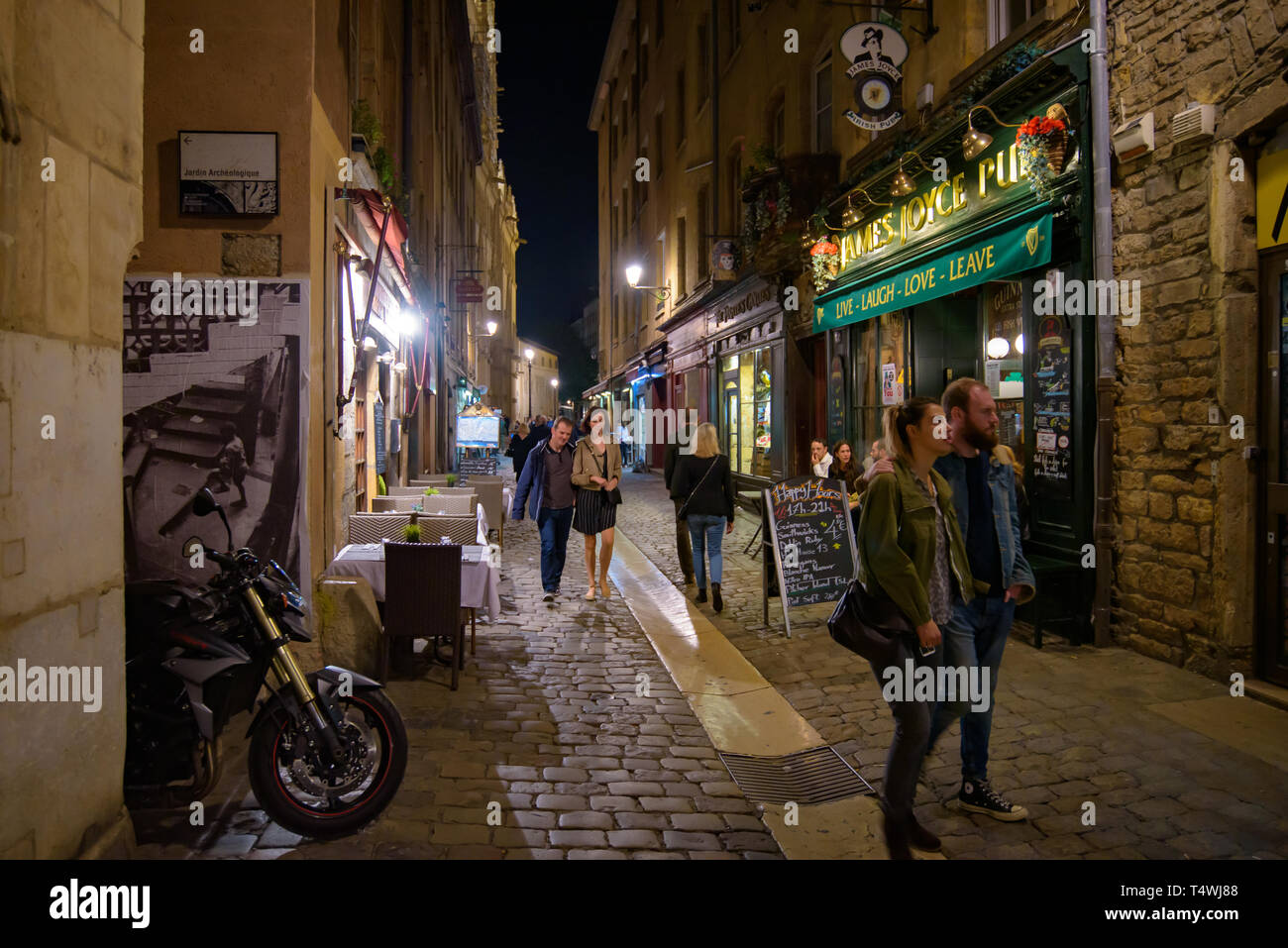 Die Menschen gehen auf die Straße der Altstadt bei Nacht in Lyon, Frankreich Stockfoto