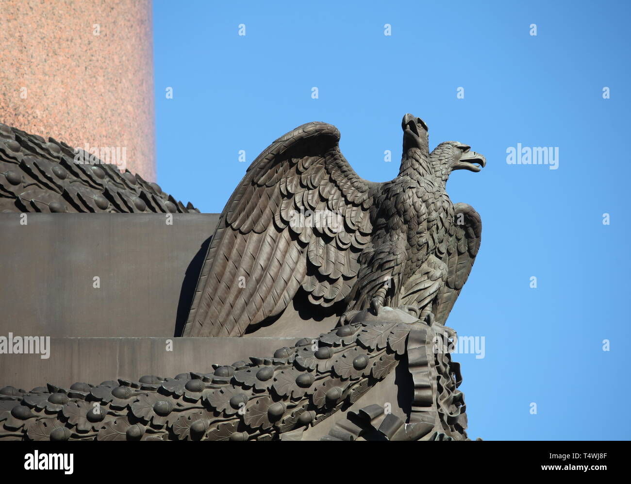 Bronze Skulptur Doppeladler russischen Wappen gegen im blauen Himmel Stockfoto