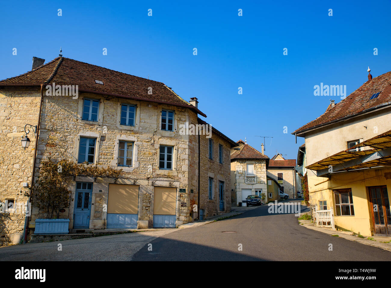 Die alten französischen Gebäude in der Landschaft von Frankreich Stockfoto