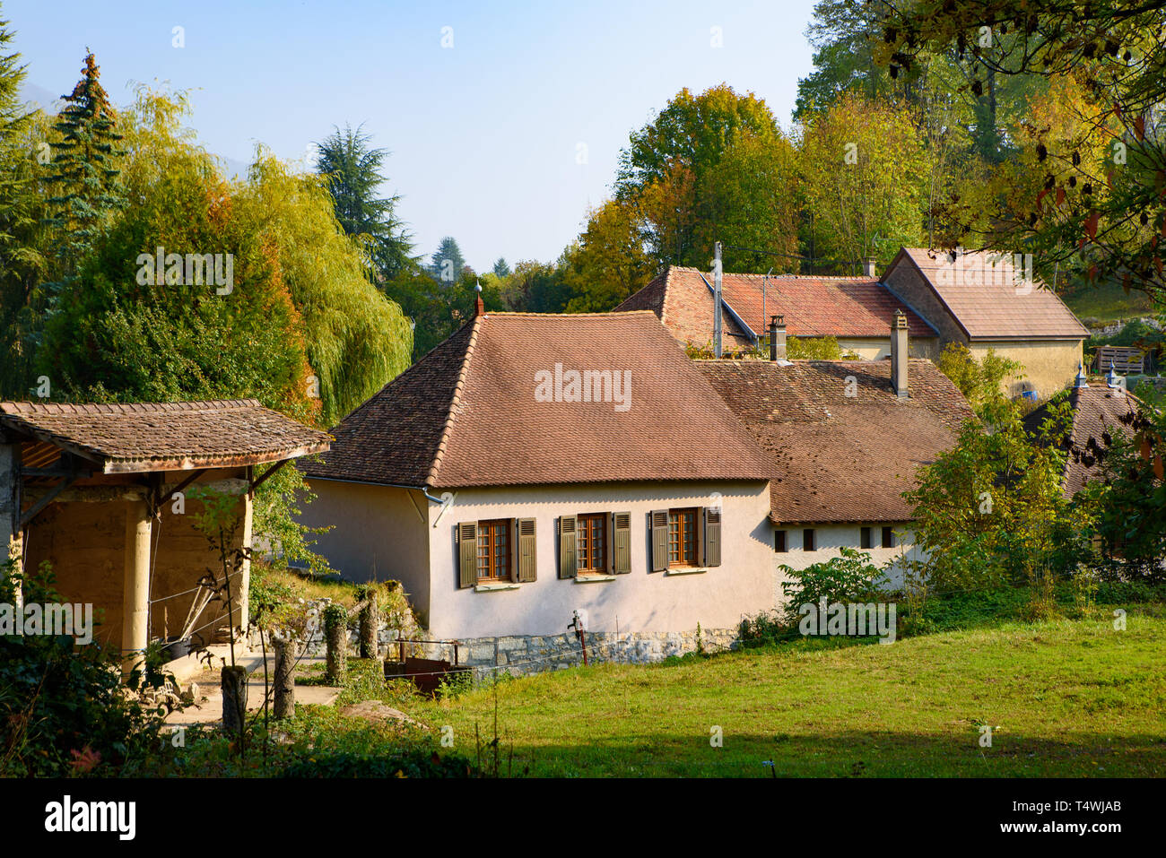 Die alten französischen Gebäude in der Landschaft von Frankreich Stockfoto