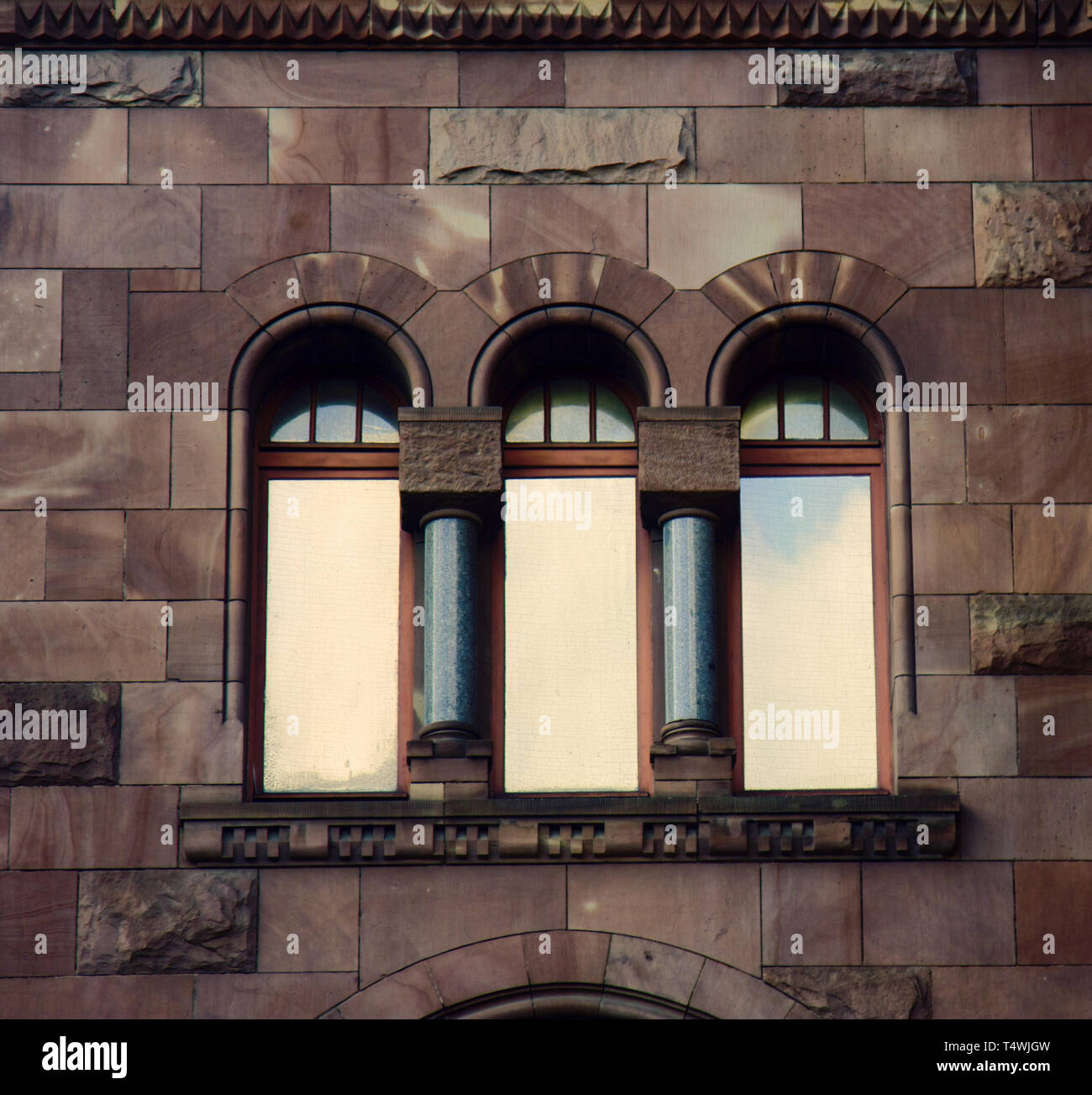 Gerahmte fenestra in der mittelalterlichen Gotik, Romanik und klassische Architektur - Fenster Element: Fenster Trimmer, Winkelstück Futter, fensterflügel, der dreifache Fenster Stockfoto