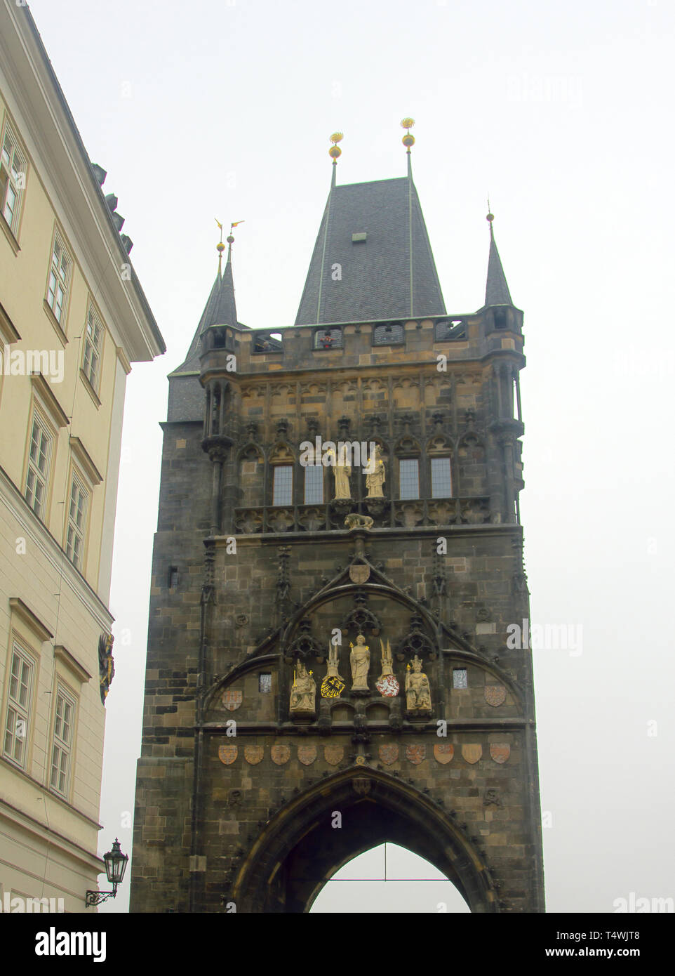 Die Karlsbrücke über die Moldau in Prag. Bridge Tower im romanischen Stil mit Elementen der Renaissance des 16. Jahrhunderts mit barocken orname Stockfoto