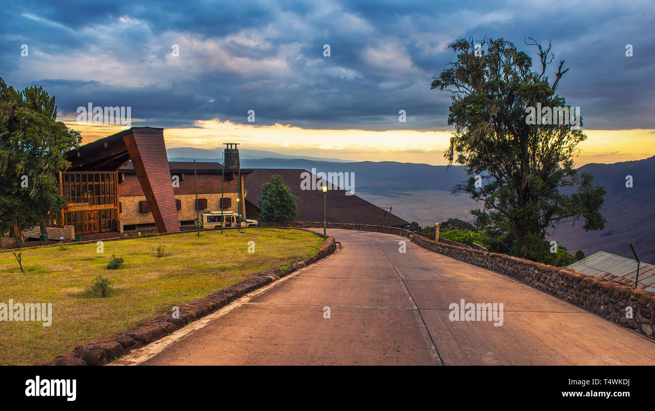 Eingang zum Luxus Ngorongoro Wildlife Lodge gesehen bei Sonnenuntergang Stockfoto