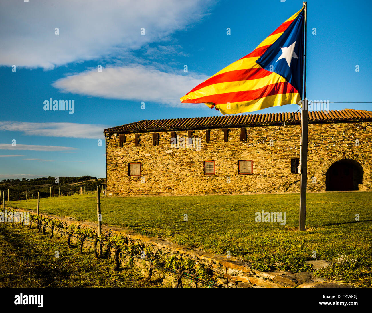 Der Wein, die sierra und das Meer. Im Naturschutzgebiet Cap de Creus gibt es drei Weingüter. Die katalanische Flagge fliegt auf Martin Faixó Weingut. Weingut in Roses, Katalonien, Spanien Stockfoto
