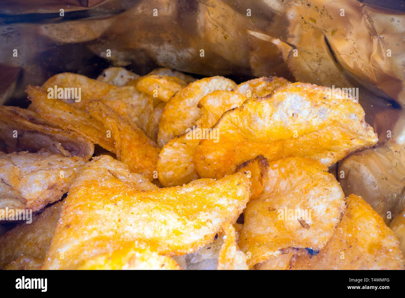 Innerhalb der Kartoffelchips Tasche. Öffnen der Packung mit original probieren Sie die köstlichen Kartoffelchips. Fast Food und ungesundes Essen Konzept Stockfoto