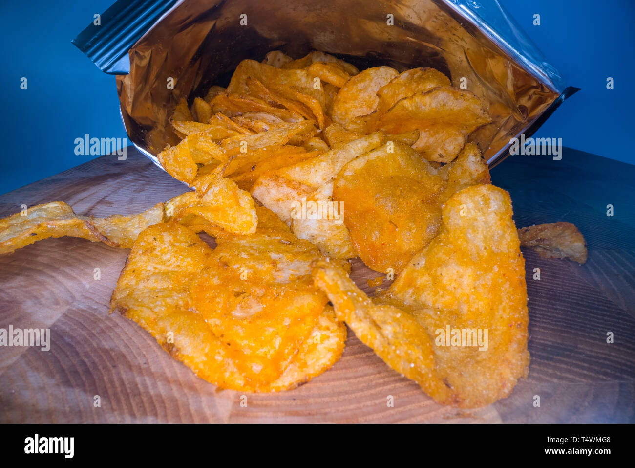 Innerhalb der Kartoffelchips Tasche. Öffnen der Packung mit original probieren Sie die köstlichen Kartoffelchips. Fast Food und ungesundes Essen Konzept Stockfoto