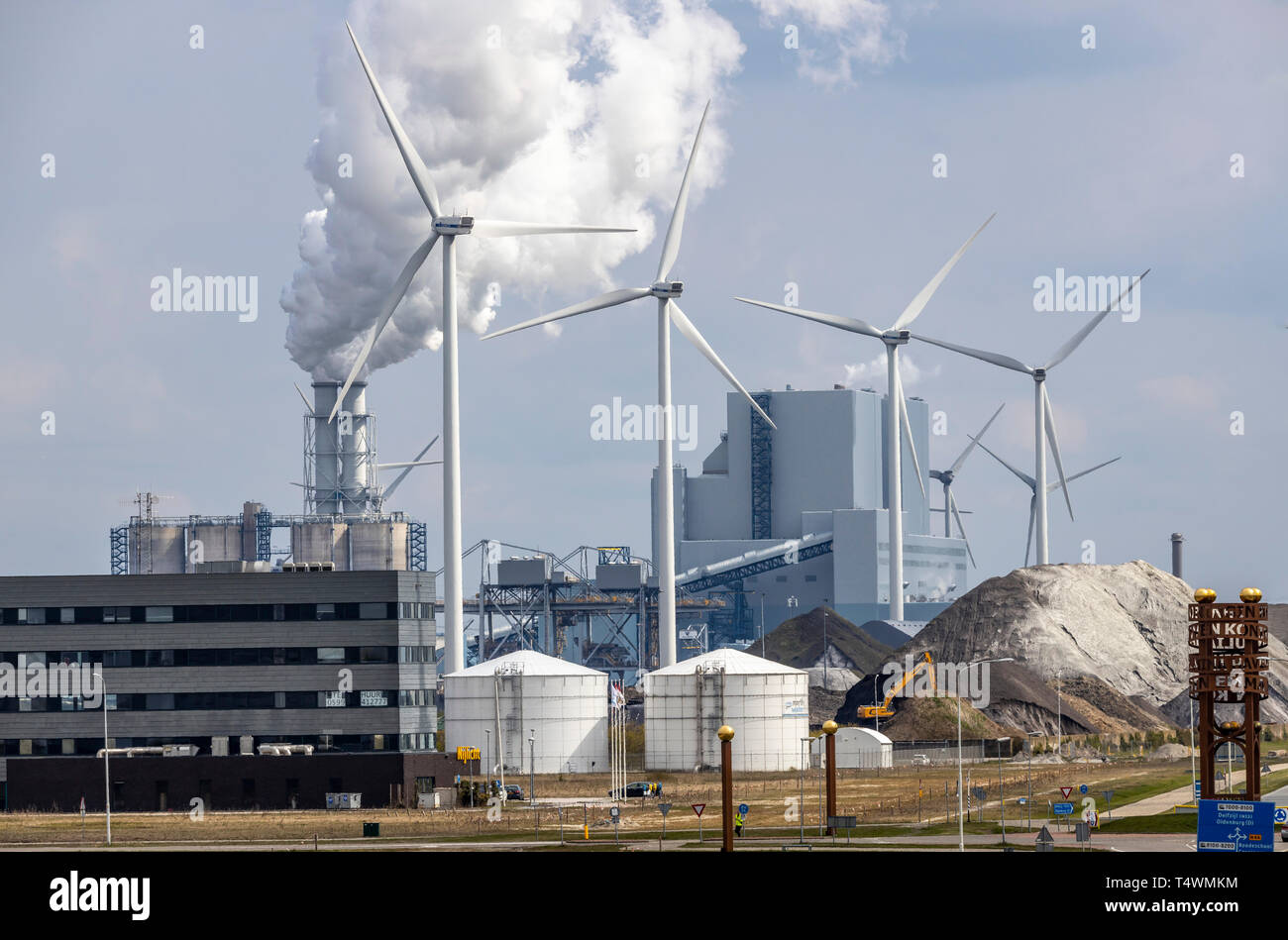 Eemshaven Energie Park, verschiedene Kraftwerke und der Westereems und Growind Windparks, insgesamt über 80 Windenergieanlagen, RWE-kohlekraftwerks Eemshaven Powe Stockfoto