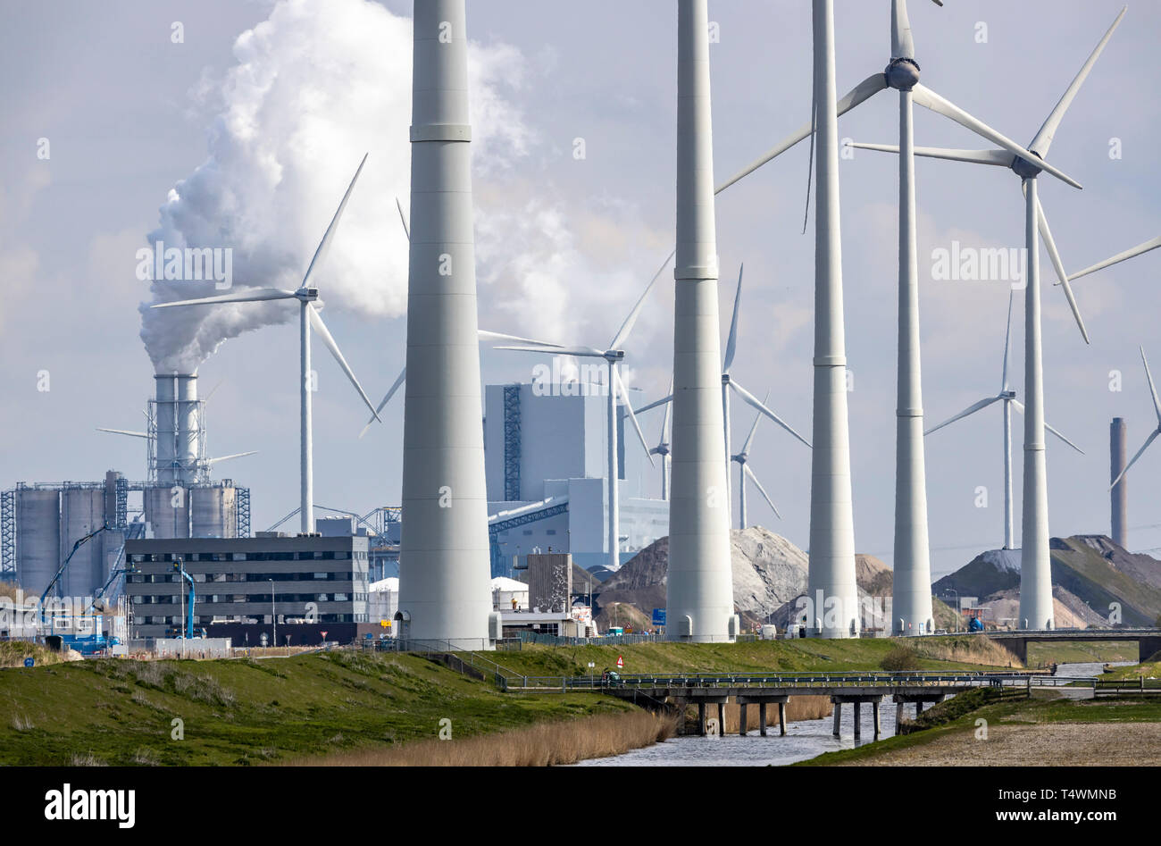 Eemshaven Energie Park, verschiedene Kraftwerke und der Westereems und Growind Windparks, insgesamt über 80 Windenergieanlagen, RWE-kohlekraftwerks Eemshaven Powe Stockfoto