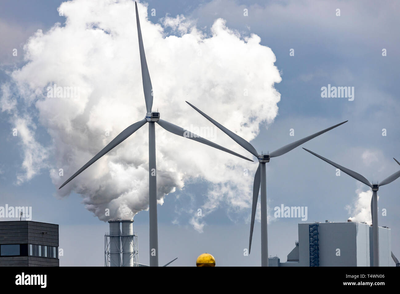 Eemshaven Energie Park, verschiedene Kraftwerke und der Westereems und Growind Windparks, insgesamt über 80 Windenergieanlagen, RWE-kohlekraftwerks Eemshaven Powe Stockfoto