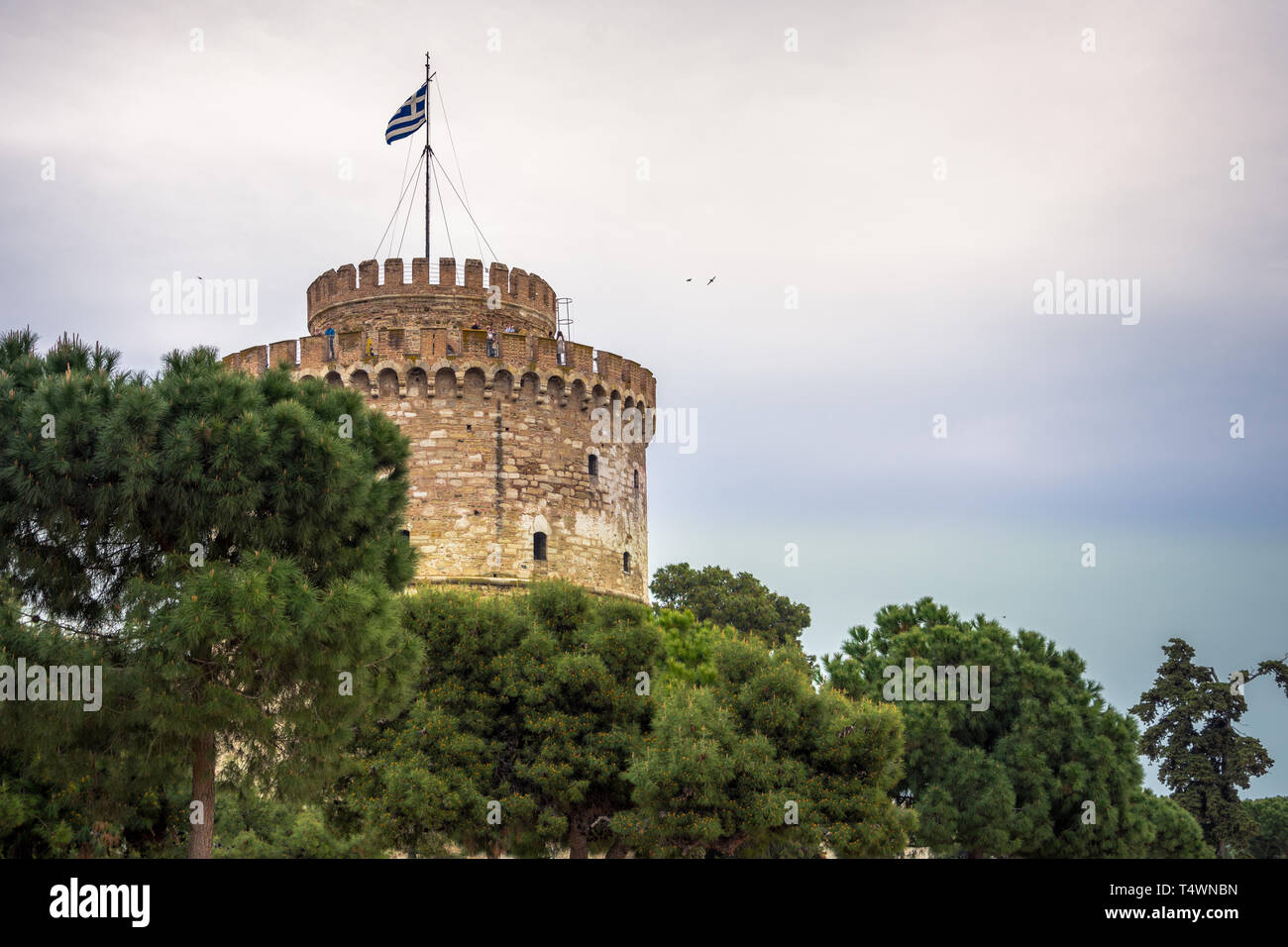 Blick auf den Weißen Turm von Thessaloniki ist ein Denkmal und Museum an der Küste von Thessaloniki, der Hauptstadt der Region Mazedonien, Griechenland Stockfoto