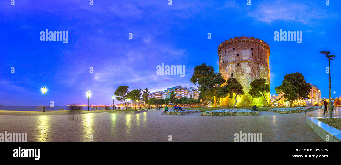 Blick auf den Weißen Turm von Thessaloniki ist ein Denkmal und Museum an der Küste von Thessaloniki, der Hauptstadt der Region Mazedonien, Griechenland Stockfoto