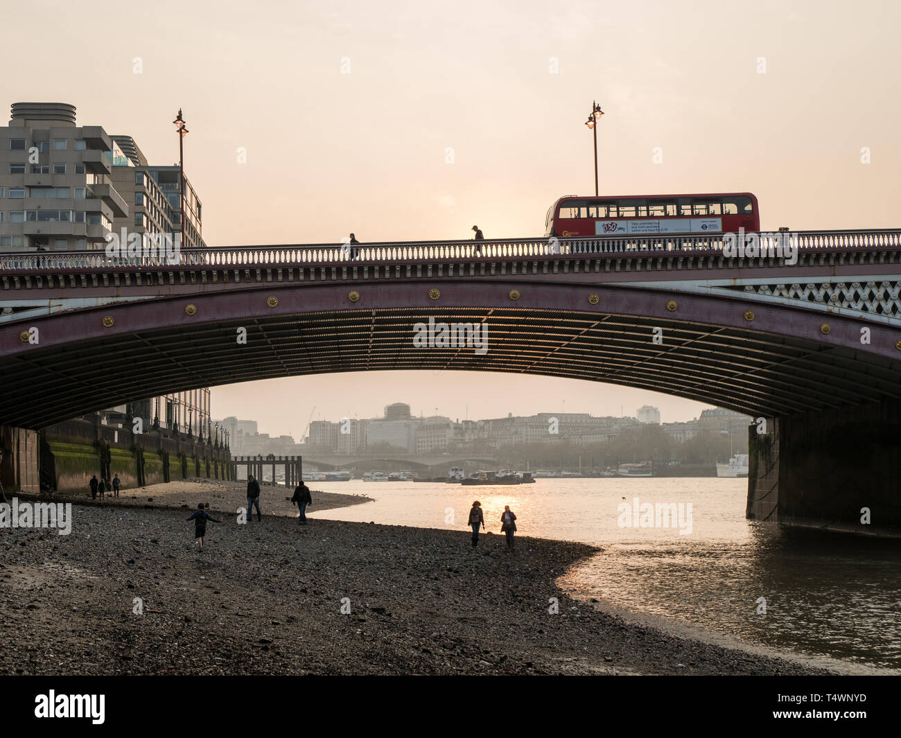 Double Decker Bus auf Blackfriars Bridge über die Themse in London, England. Stockfoto