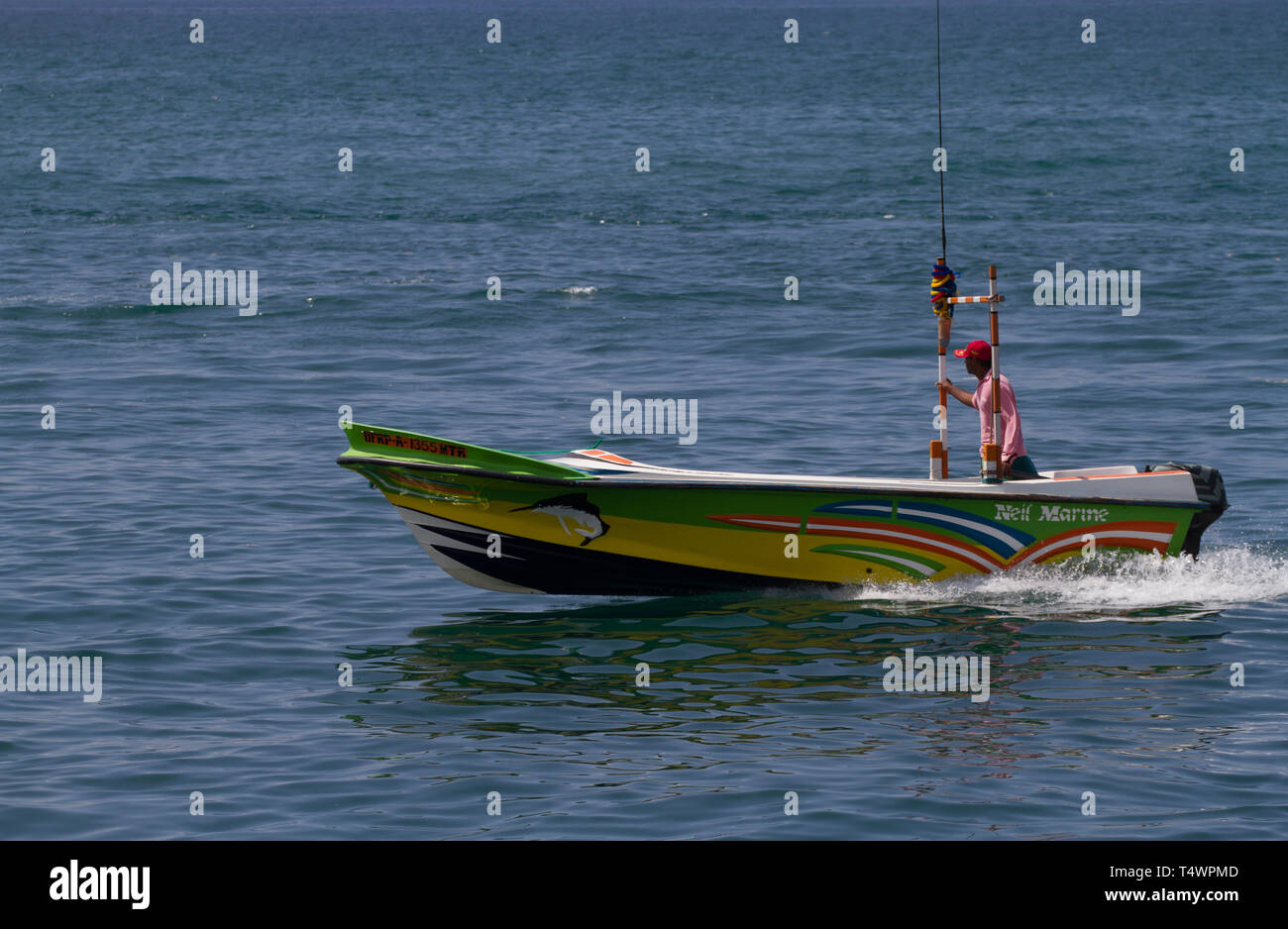 Kleines Fischerboot in der Nähe von Marissa. Sri Lanka. Stockfoto