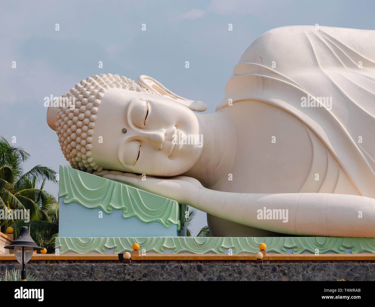 Buddha Bild in der Vinh Trang Tempel Chua Vinh Trang, in My Tho, Mekong Delta Region von Vietnam. Der Tempel wurde ursprünglich in der Mitte gebaut Stockfoto