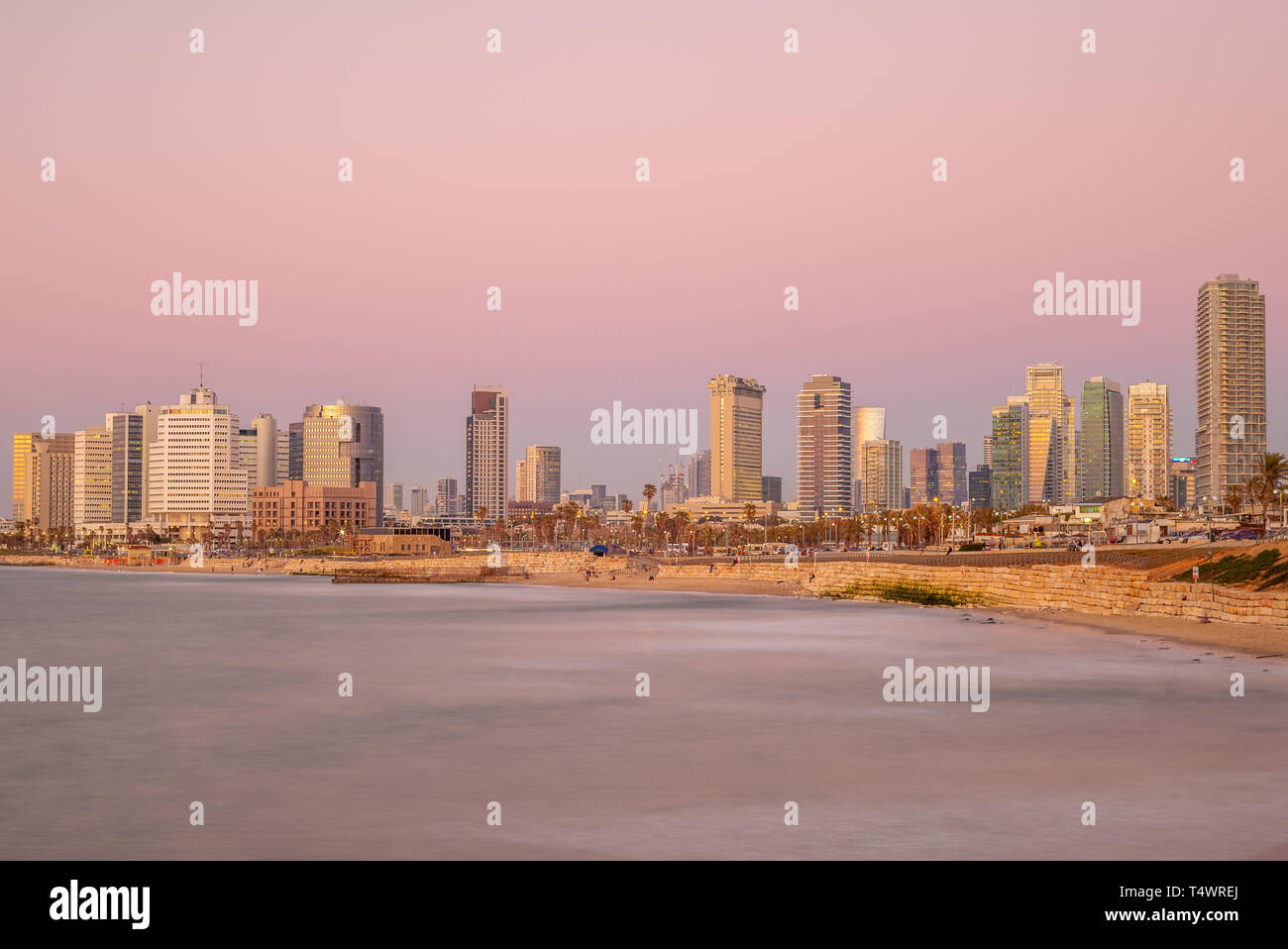 Skyline von Tel Aviv, Israel durch den Strand bei Dämmerung Stockfoto