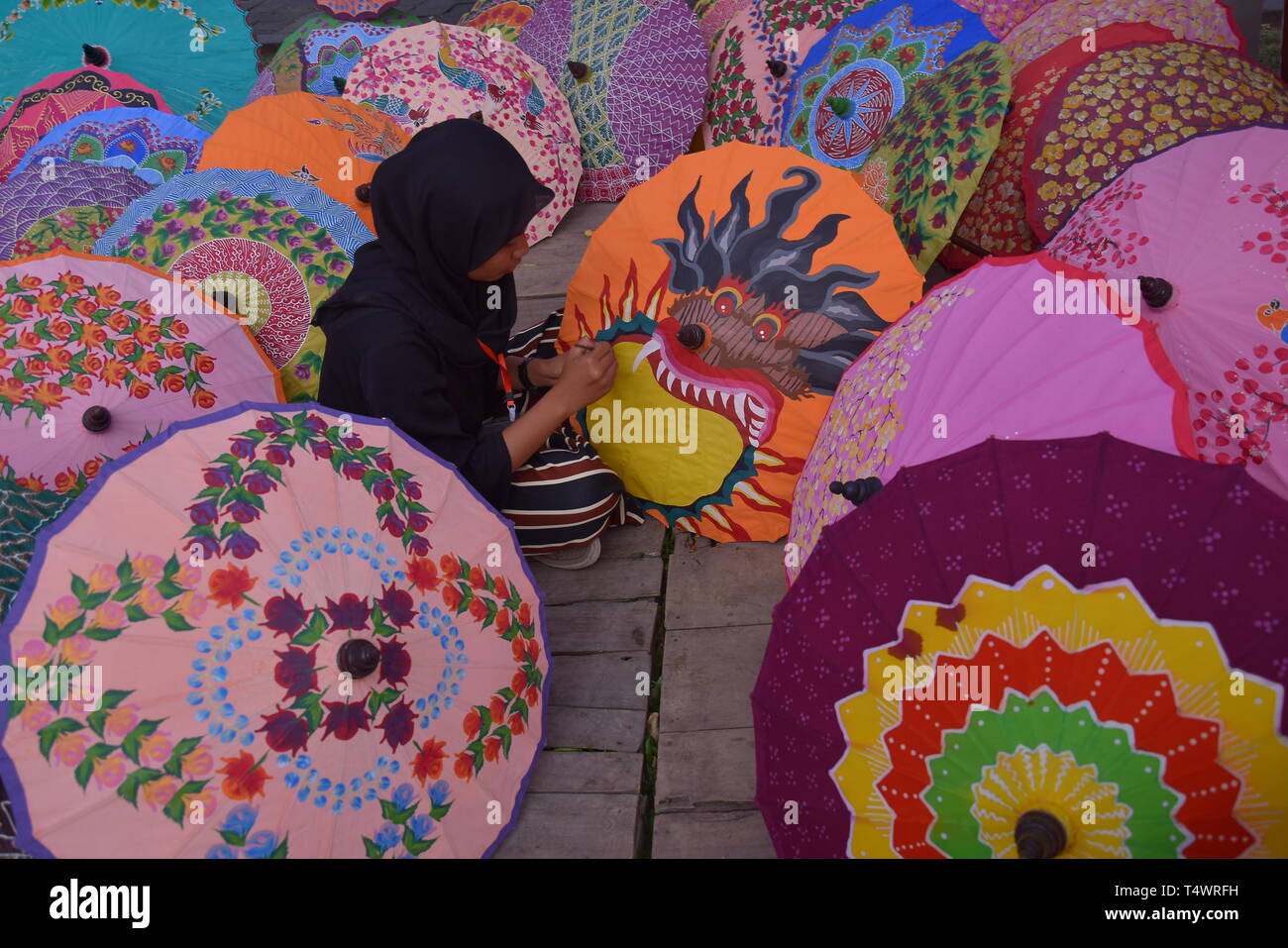 Traditionelle Dach Handwerker in Central Java, Indonesien, das Dach von Hand bemalte Papier mit kreativen und erfahrenen Hände der Handwerk gemacht wird Stockfoto