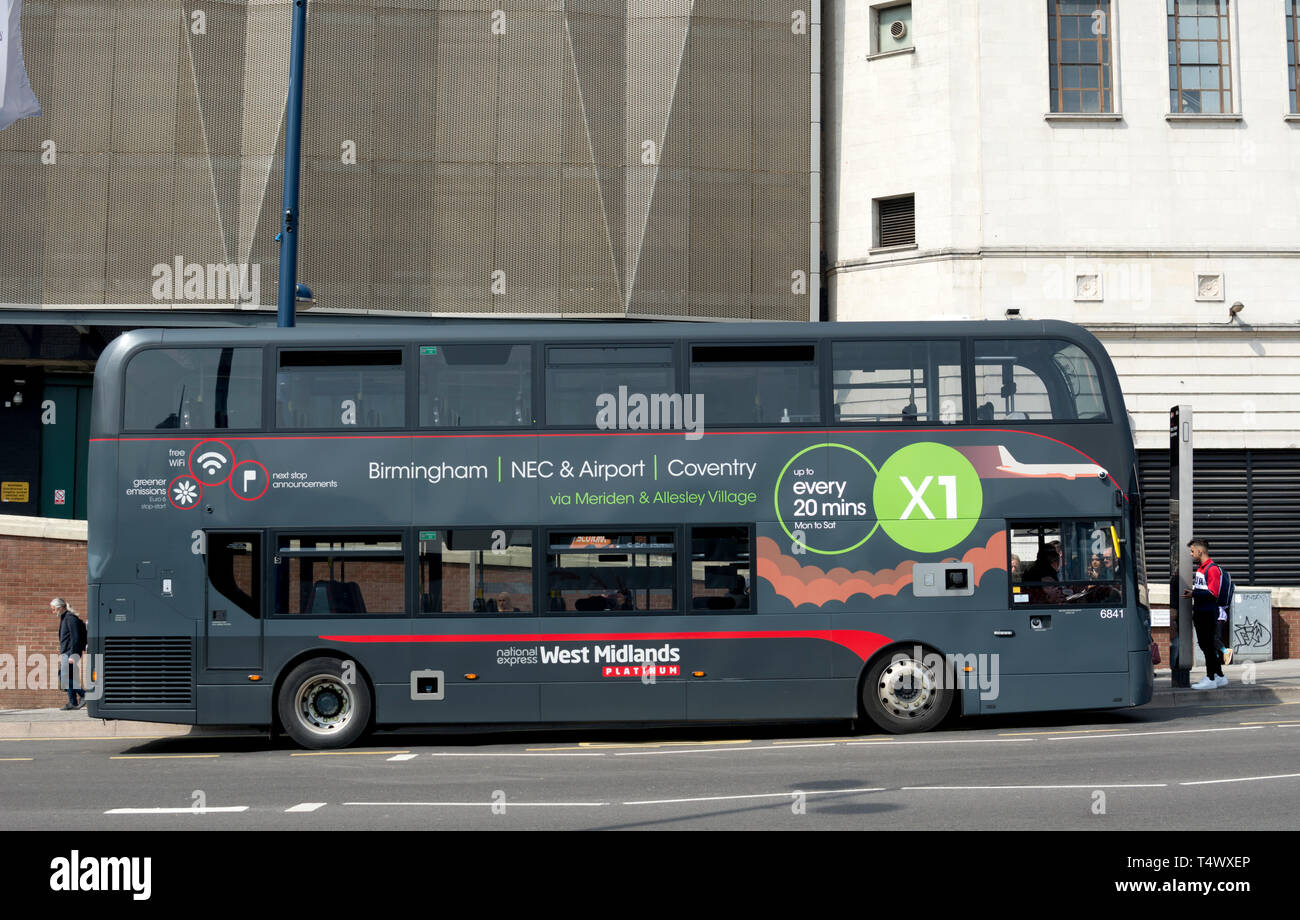 National Express West Midlands Platinum X1 Bus, Moor Street, Birmingham, Großbritannien Stockfoto