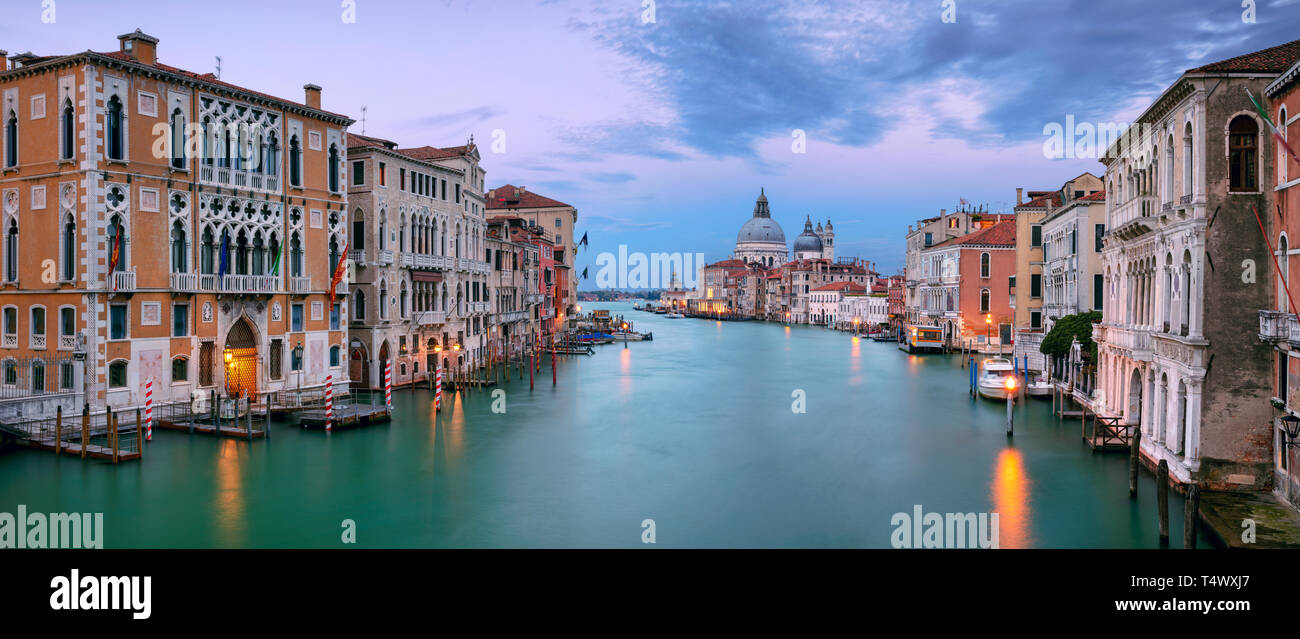 Venedig, Italien. Panoramablick auf das Stadtbild Bild des Grand Canal in Venedig, Santa Maria della Salute Basilika im Hintergrund, bei Sonnenuntergang Stockfoto