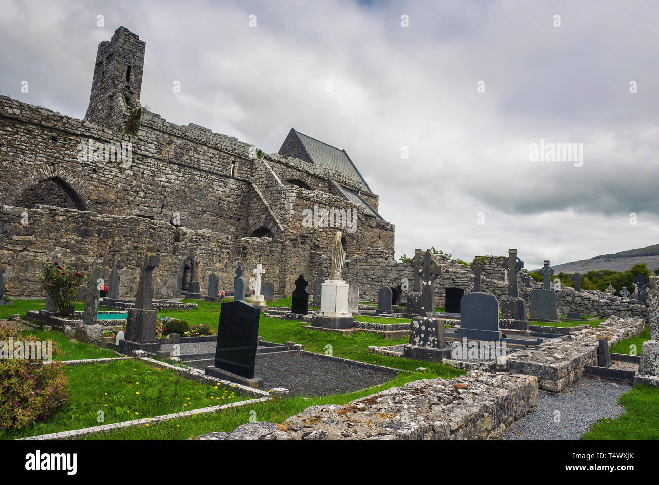 Corcomroe Abbey Ruinen und dem Friedhof in Irland Stockfoto
