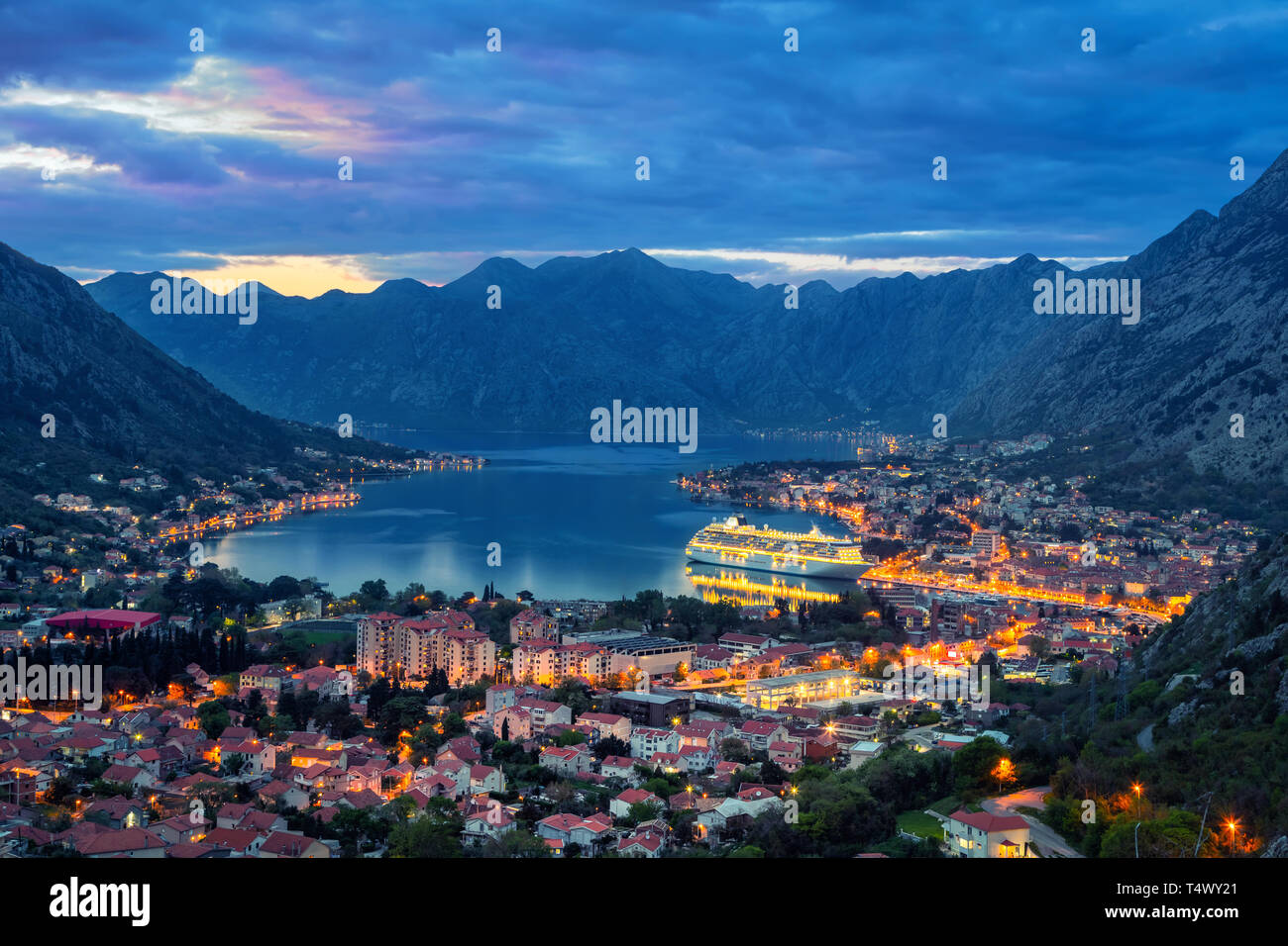 Bucht von Kotor bei Dämmerung, Montenegro Stockfoto