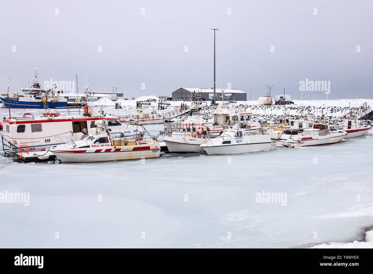 HÖFN, Island/FEBRUAR 10, 2016: Die gefrorenen Hafen der Isländischen Fischerdorf Höfn im Winter, mit seinen Booten legte bis zum Tauwetter. Stockfoto